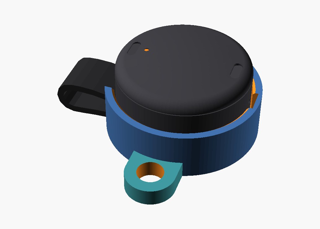 OpenSCAD 渲染：黑色的录音豆坐在蓝色浅杯托座里，侧面有绑带槽，下方有挂绳环